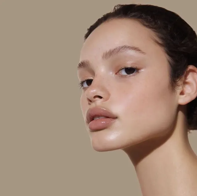 Visage à la peau lumineuse et hydratée